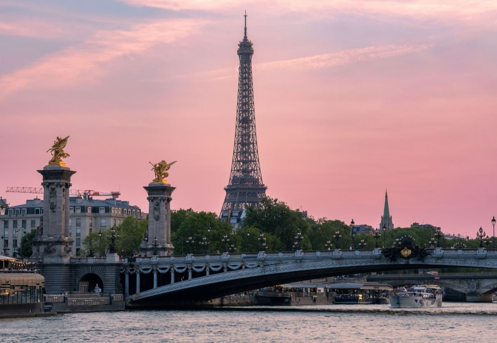 La tour Eiffel et le pont Alexandre-III au coucher du soleil, à Paris