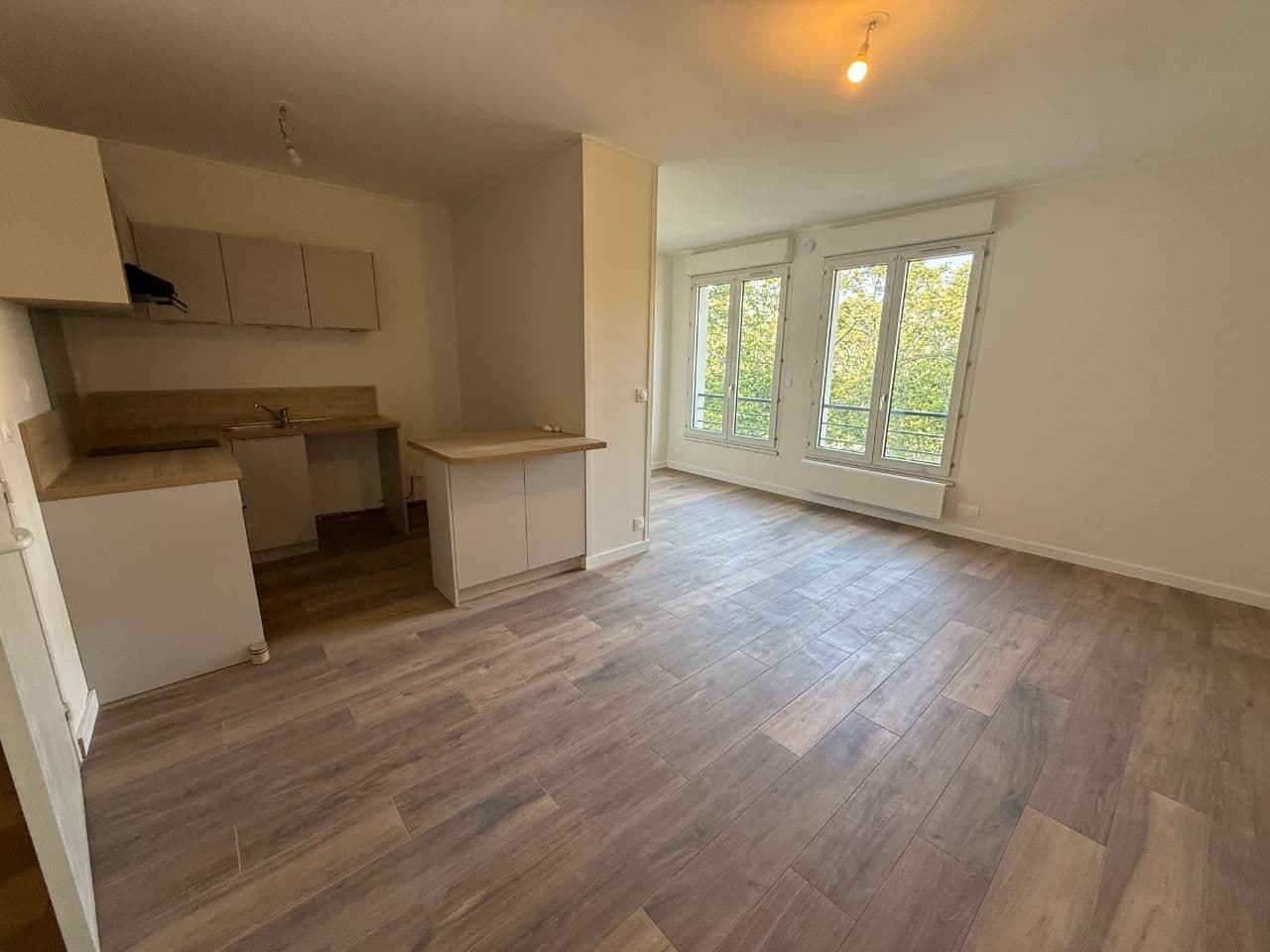Studio non meublé - 35 m2 - Rue des Capucins à louer